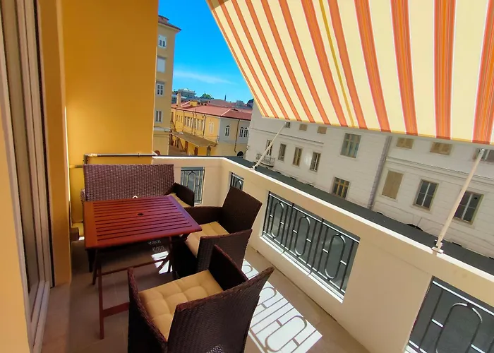 Living - Professional Гостьовий будинок Трієст